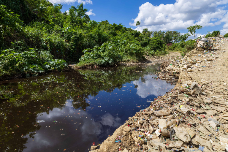 El presidente Abinader expresa molestia por retrasos en accesos al vertedero de Duquesa