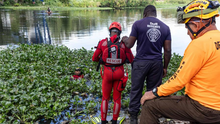 Reanudan búsqueda de hombre que cayó al río Isabela durante accidente de tránsito en Villa Mella