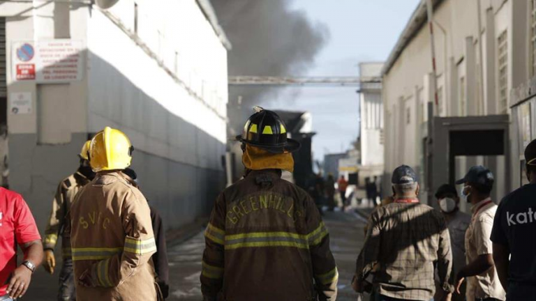 El peligro invisible tras el humo: los tóxicos que se liberan al quemar plásticos