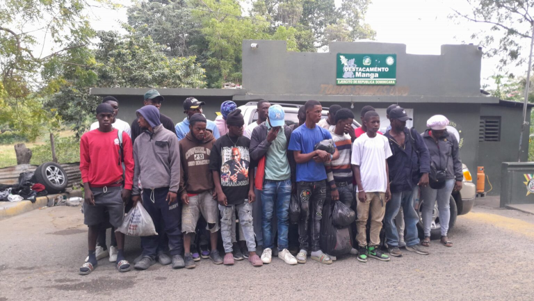 Interceptan camioneta con 19 haitianos en condición migratoria irregular en Guayubín