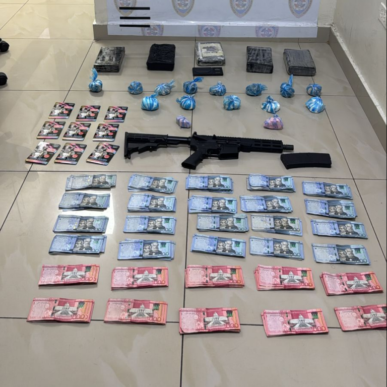 Policía apresa a hombre con fusil, RD$500,000 en efectivo y presunta droga en el DN