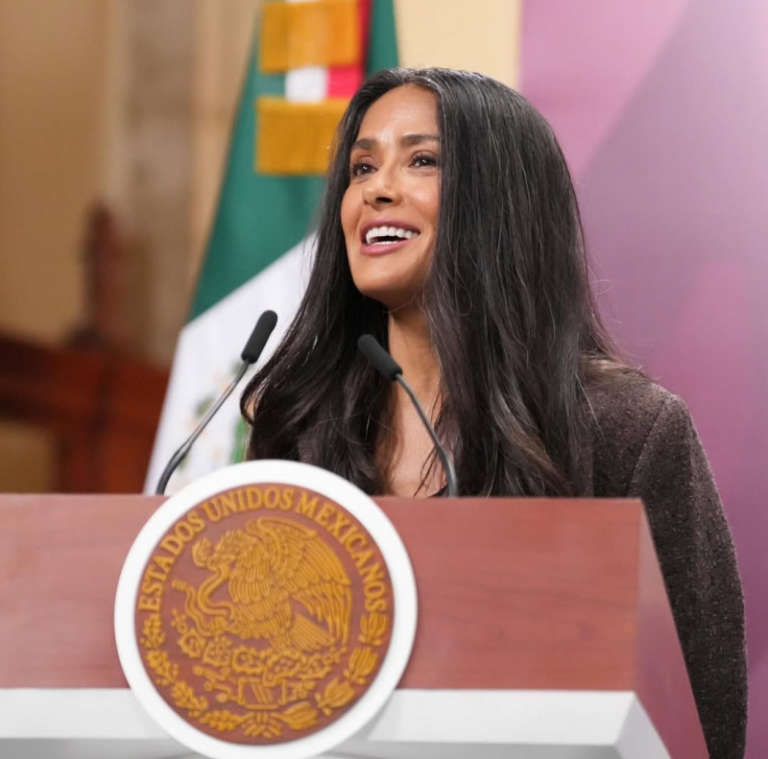 Salma Hayek: “Es momento de contar historias cuando estamos siendo atacados moralmente”