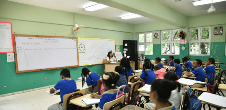 La lucha por un cupo escolar entre falta de planteles, aulas prestadas y millones en becas