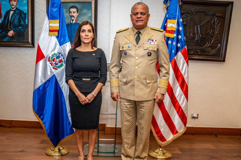 Embajadora de los Estados Unidos realiza visita oficial al ministro de Defensa