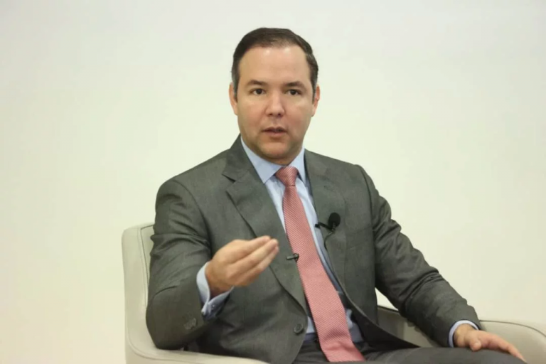 Johnny Pujols a Abinader: “La referencia del PRM debe ser su propio Gobierno y no el pasado”