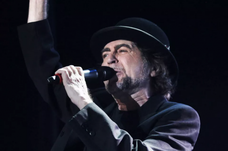 Joaquín Sabina reaparece en un acto íntimo para recoger una medalla a su “exitosa trayectoria"     
