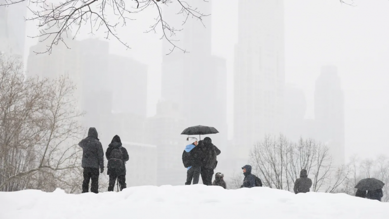 Tormenta invernal en Nueva York: mezcla de nieve y lluvia helada amenaza con hasta 12 pulgadas y vientos de 40 mph