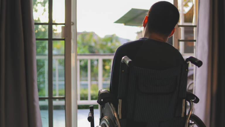 Personas con discapacidad recibirían cheques de hasta $15,000 por filtración de datos