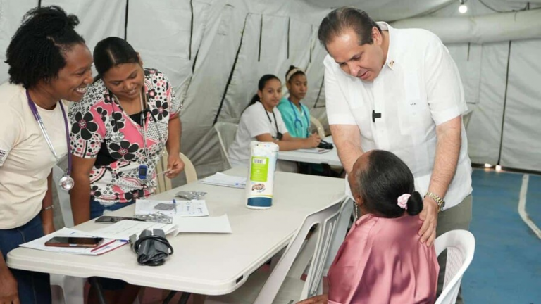 El Ministerio de Salud realiza la jornada "Más Salud y Bienestar" con servicios gratuitos en Baní