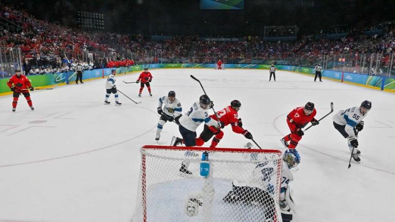 Canadá pasa a la final olímpica en hockey masculino doce años después