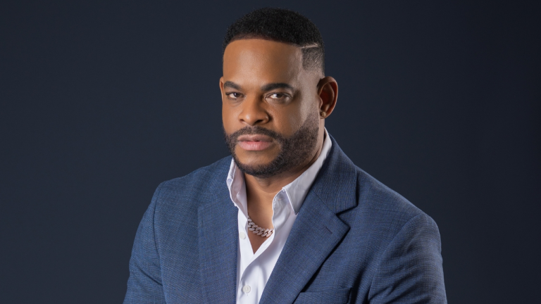 Equipo de Yiyo Sarante aclara que artista viaja con documentación legal y niega vínculos con irregularidades