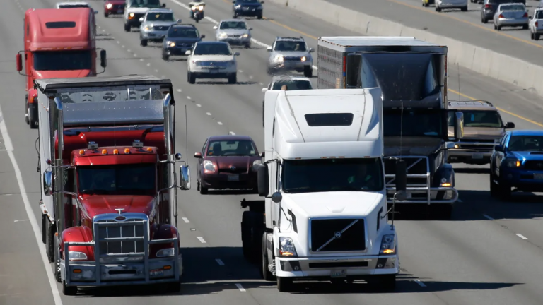 Conductores de camiones de carga y autobús deberán aprobar exámenes en inglés para obtener su licencia en EE.UU.
