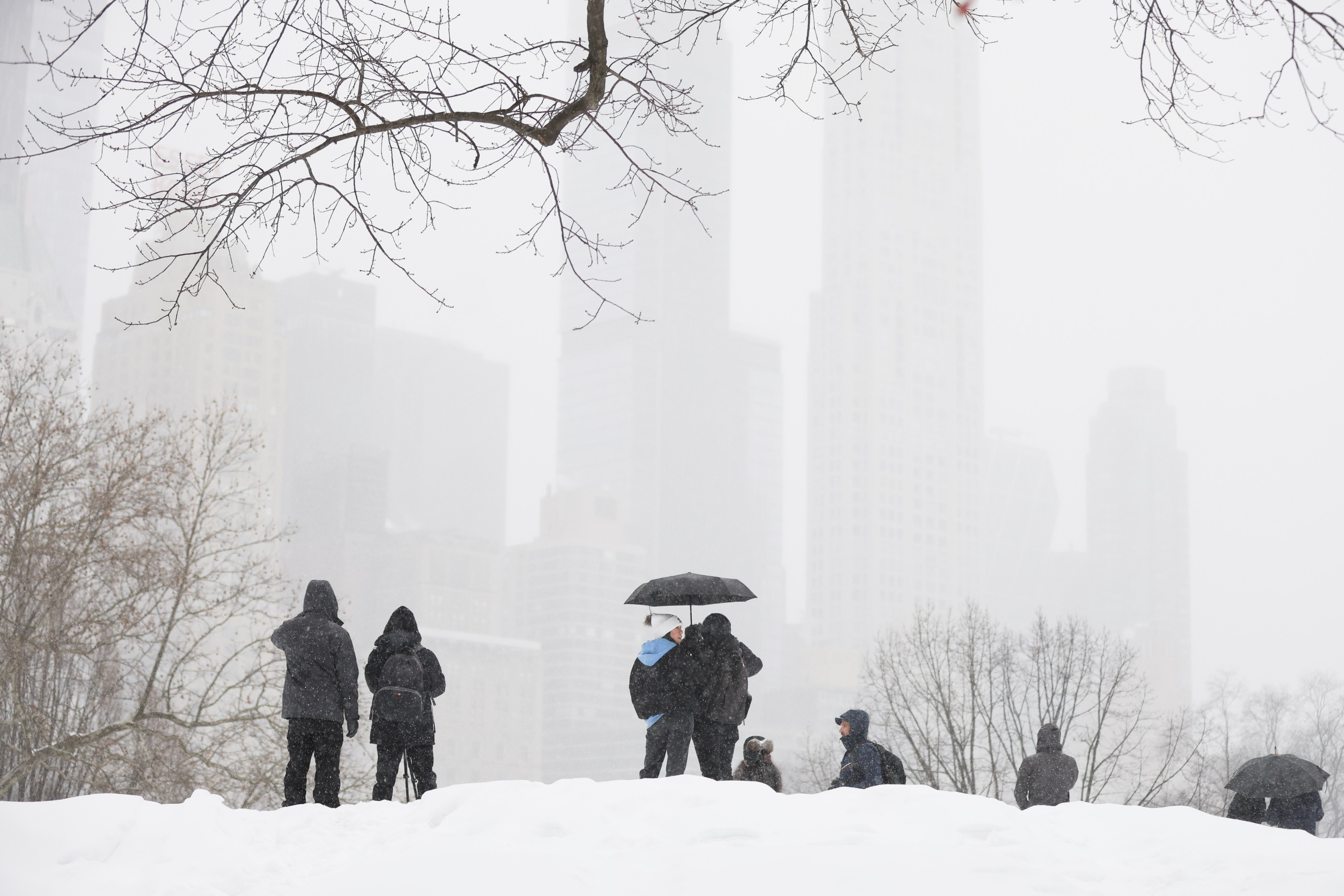 Tormenta invernal paraliza Nueva York: más de 3,000 vuelos cancelados y declaran emergencia