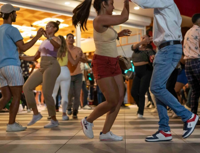 A bailar y ejercitar el cuerpo para sanar y fortalecer el corazón