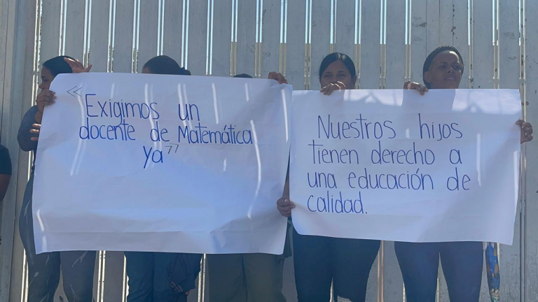 Padres y maestros advierten que cerrarán escuela por falta de profesor de Matemáticas en Santiago