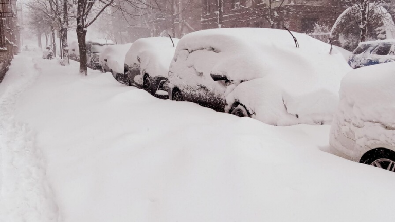 Cortes de energía y escuelas cerradas en noreste de EE. UU. tras fuerte tormenta de nieve