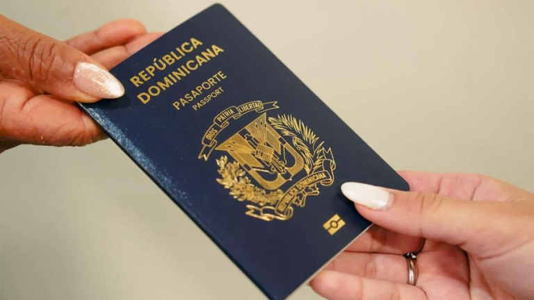 Solo el 25 % de la diáspora tiene pasaporte dominicano