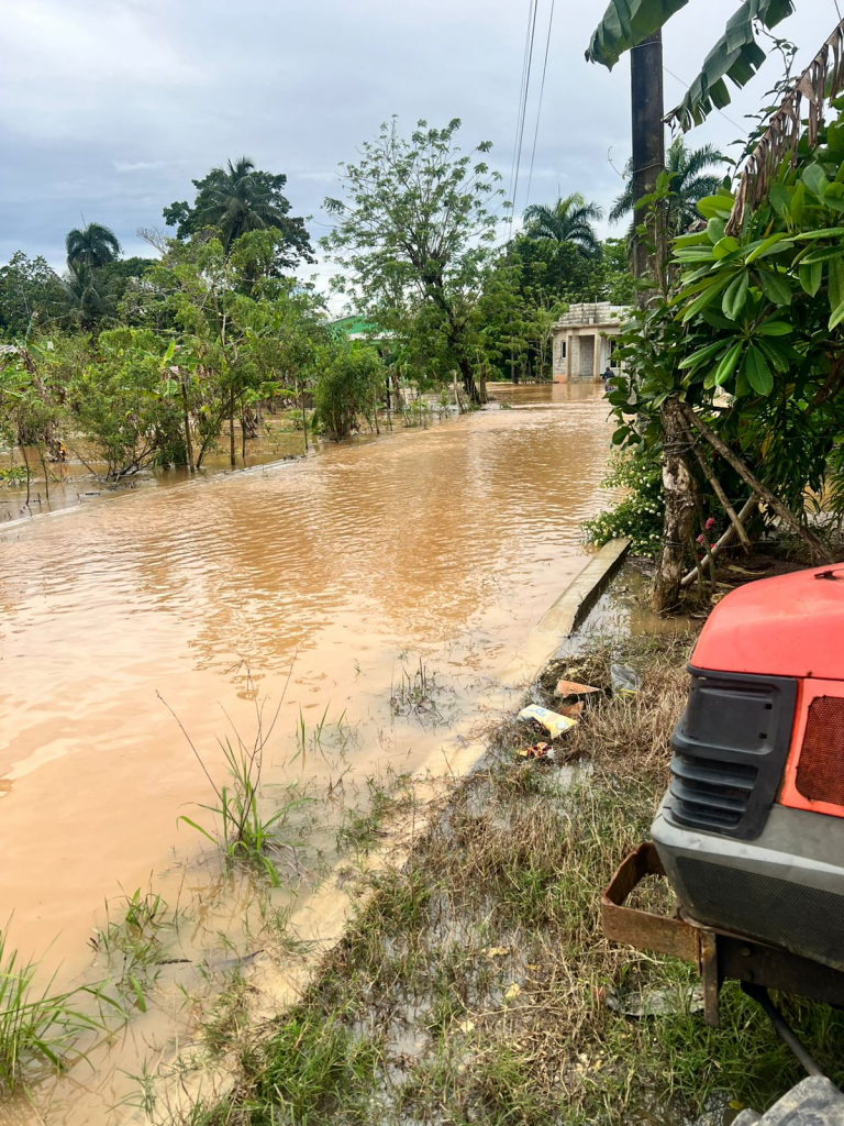 Fuertes lluvias provocan inundaciones y comunidades incomunicadas en Las Gordas, Nagua