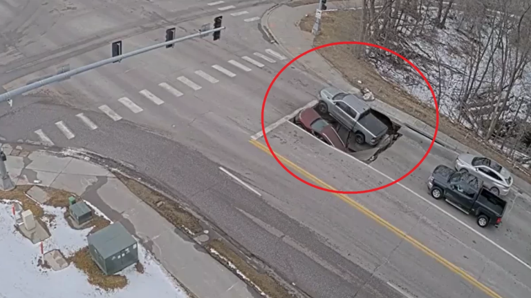 Socavón se “traga” dos vehículos; cámaras captan el momento del colapso vial