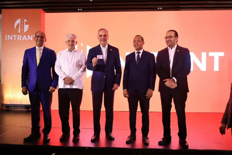 Abinader recibe la nueva licencia de conducir con estándares internacionales