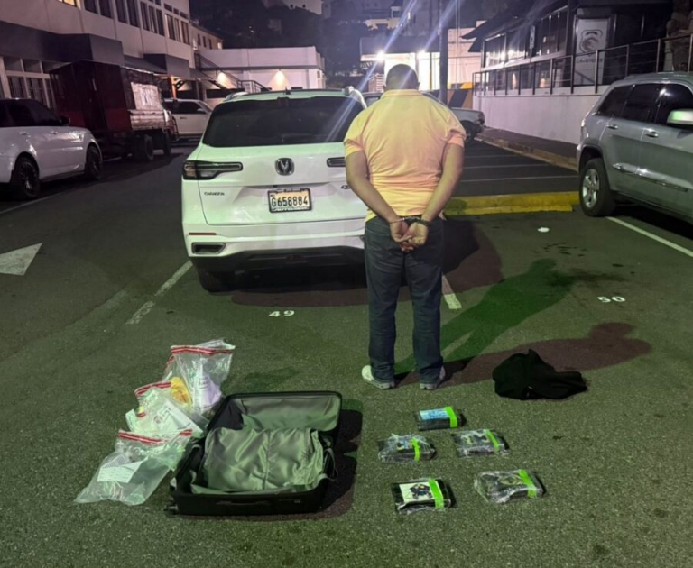 DNCD detiene a hombre con cinco paquetes de cocaína durante operativo en Boca Chica