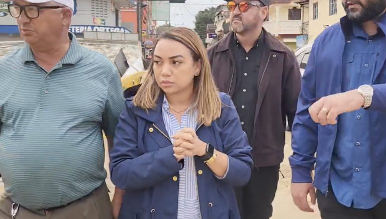 Gobernadora Patricia María Muñoz llega a Gaspar Hernández para evaluar zona de desastre