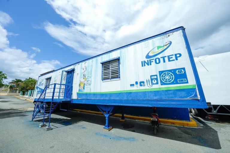 Aulas móviles del INFOTEP llegan a Montellano para preparar jóvenes que trabajarán en Punta Bergantín