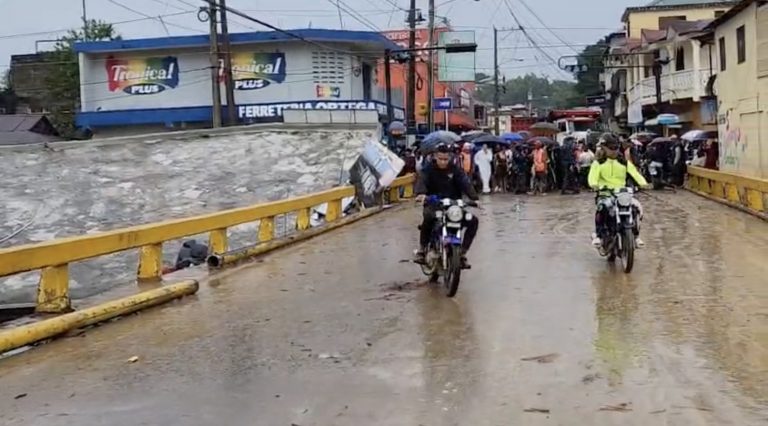 Habilitan paso provisional en el puente sobre el Río Joba en Gaspar Hernández