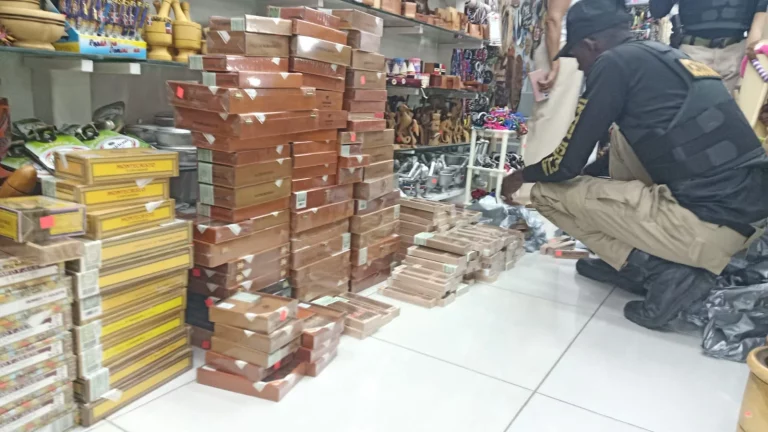 Ministerio Público realiza operativo contra el contrabando de cigarrillos en Santiago