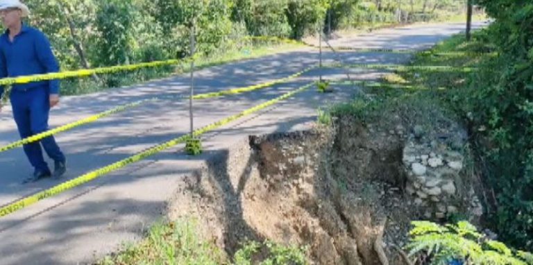 Peligro por derrumbe en la entrada principal de Villa Isabela, en Puerto Plata