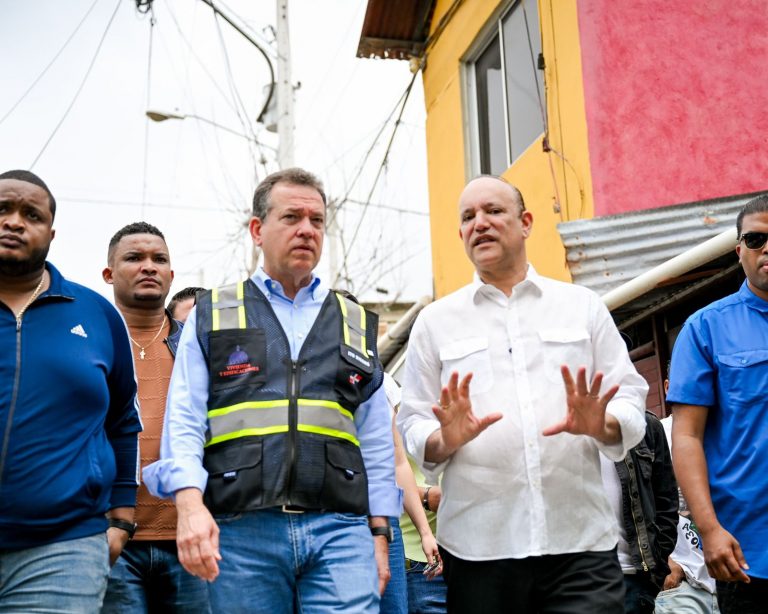 Alcalde Ulises Rodríguez y ministro Ito Bisonó inspeccionan zona del Hospedaje Yaque
