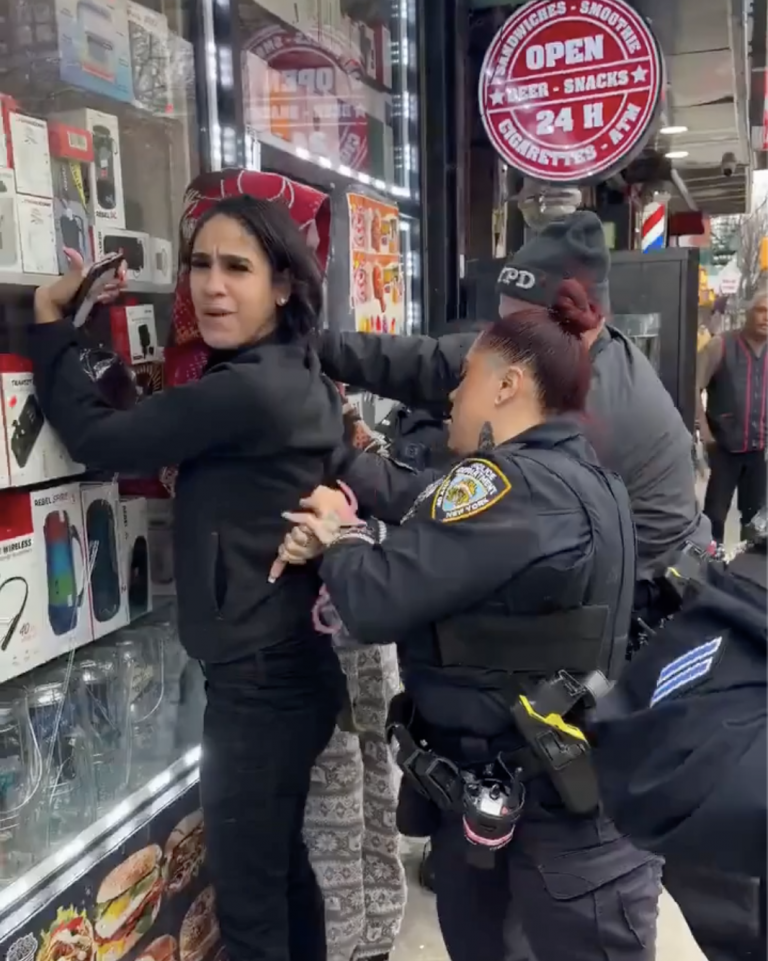 Mujer es arrestada en Nueva York y caso se vuelve viral tras revelarse orden de arresto de 1983