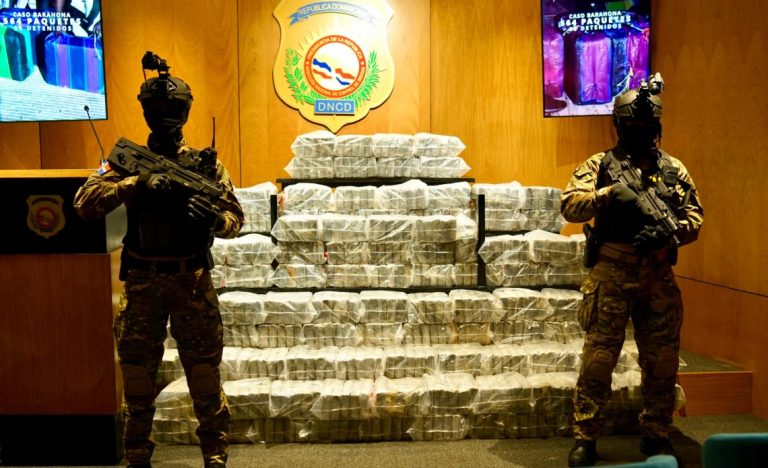 Arrestan cinco hombres e incautan 564 paquetes de presunta cocaína en Barahona