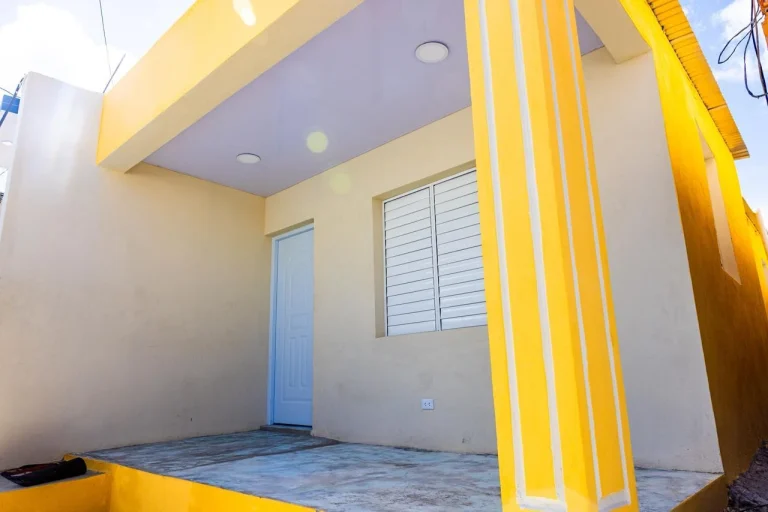 Propeep entrega vivienda remozada y equipada a familia afectada por incendio en San Cristóbal