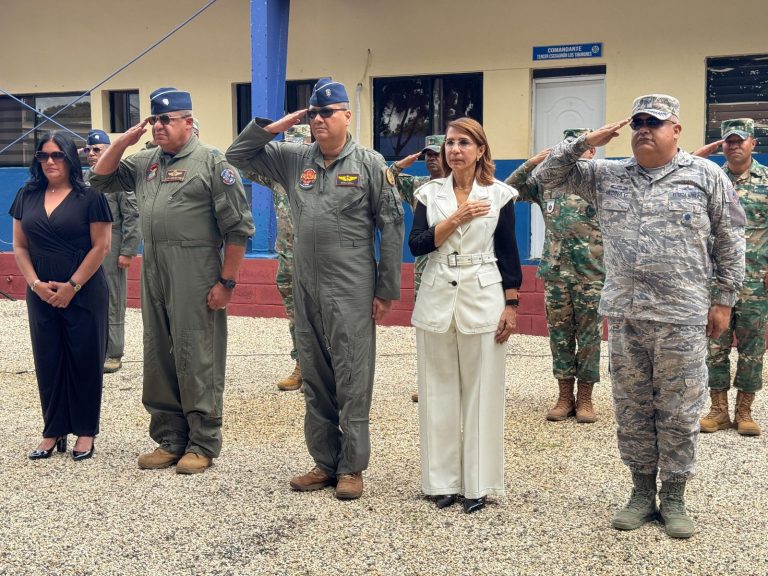Gobernadora Claritza Rochtte participa en cambio de mando en la Base Aérea de Puerto Plata