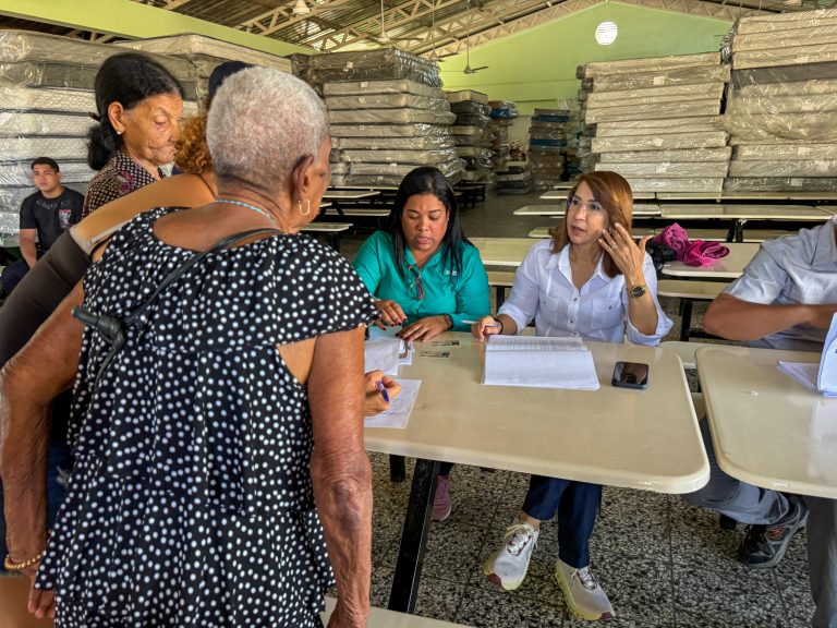 Gobernadora Claritza Rochtte y DASAC asisten a familias afectadas por lluvias en Sabaneta de Yásica