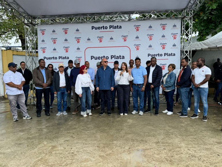 El gobierno realiza jornada de asistencia social y médica a damnificados en Sabaneta de Yásica