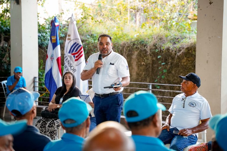 Defensor del Pueblo y director del FEDA se reúnen con Asociación de Pescadores de Puerto Plata