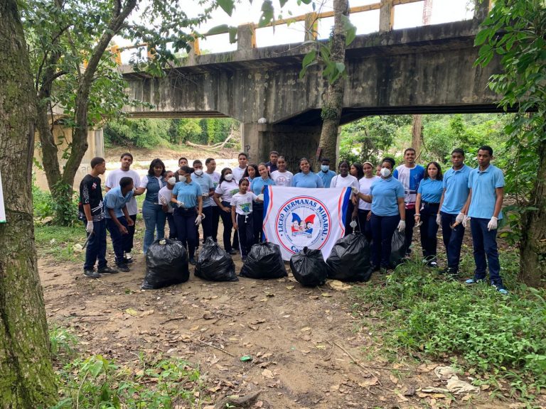 Estudiantes del liceo hermanas mirabal realizan jornada de limpieza en el río camú