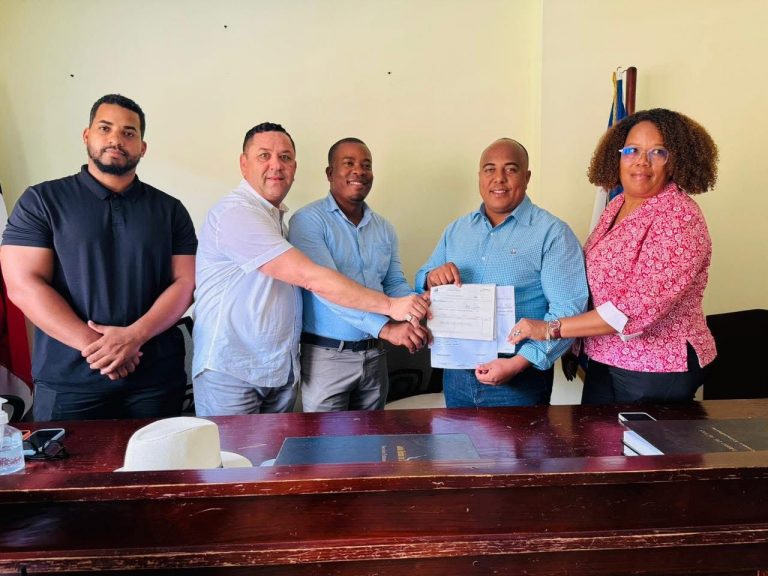 Entregan avance para construcción de aceras y contenes en Cabarete