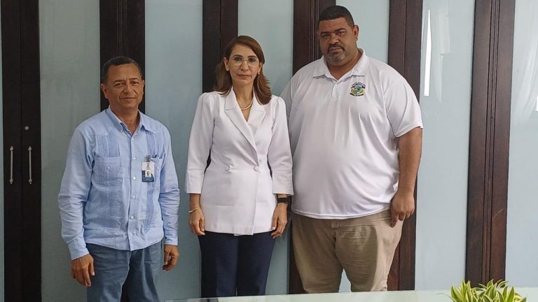 Gobernadora de Puerto Plata se reúne con autoridades educativas y ADP para abordar problemas en escuelas
