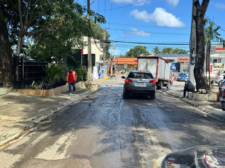Turistas y residentes sufren deterioro de la calle Camino Llibre en Sosúa pese a aportar importantes ingresos al Estado