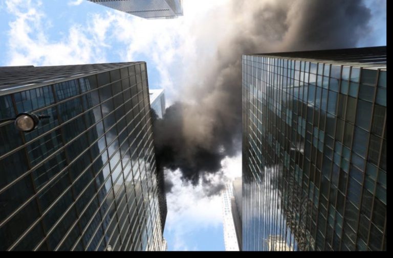 Densa columna de humo alarma Manhattan, pero desfile de San Patricio sigue adelante sin víctimas