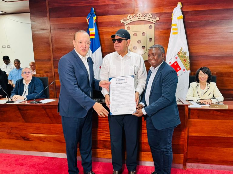 Ulises Rodríguez encabeza reconocimiento a Fernando Villalona como hijo adoptivo de Santiago