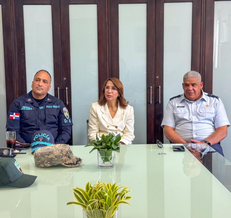 Gobernadora Claritza Rochtte y altos mandos refuerzan coordinación por la seguridad en Puerto Plata