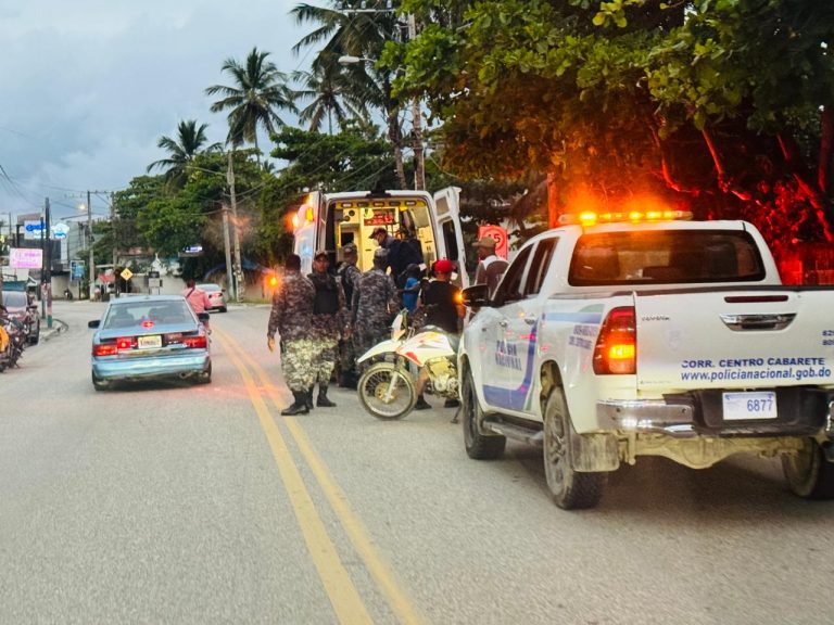 Accidente en Puerto Plata deja un fallecido y un herido tras choque entre motocicleta y camión