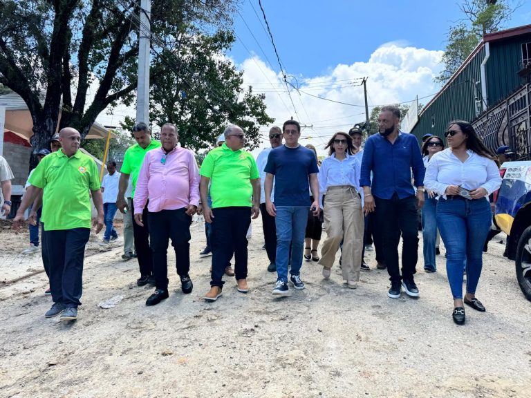 David Collado supervisa plaza de Sosúa y proyectan inauguración para el día 15 de abril