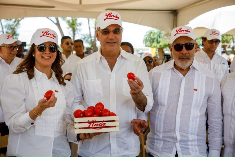 Abinader resalta en Montecristi que la mecanización define el futuro del campo dominicano