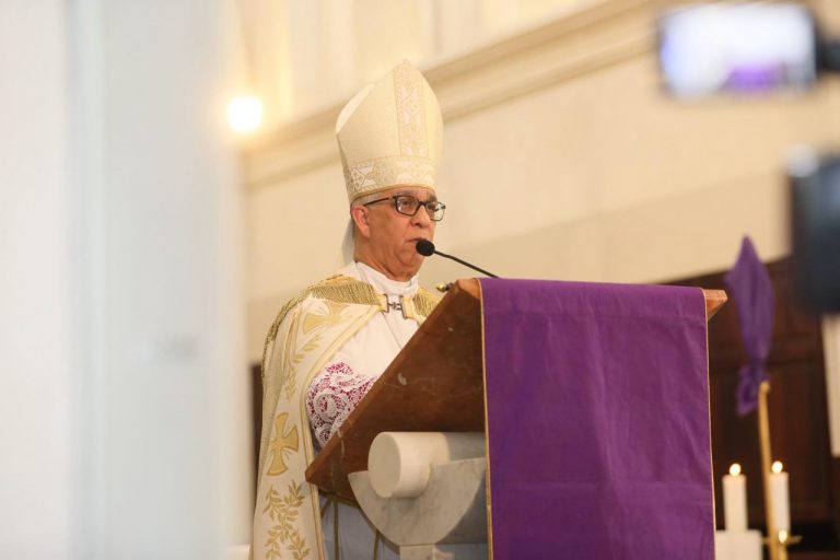 Arzobispo de Santiago exhorta a vivir con sentido humano ante desafíos actuales; pide a Abinader enfrentar corrupción