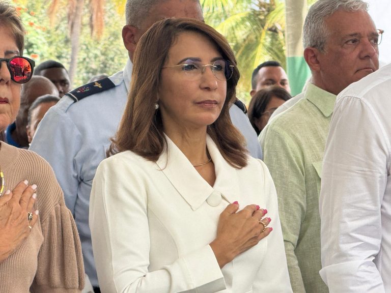 Gobernadora asiste a presentación de proyecto del teleférico